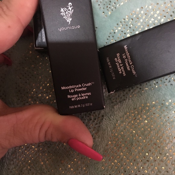 YOUNIQUE | Crush Lip Powder - Picture 4 of 5